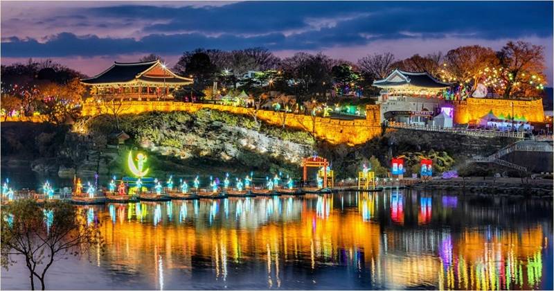 밤에 불을 밝힌 진주 남강 유등과 촉석루, 코리아드라마페스티벌이 열리는 진주 축제 풍경 (예시 사진)