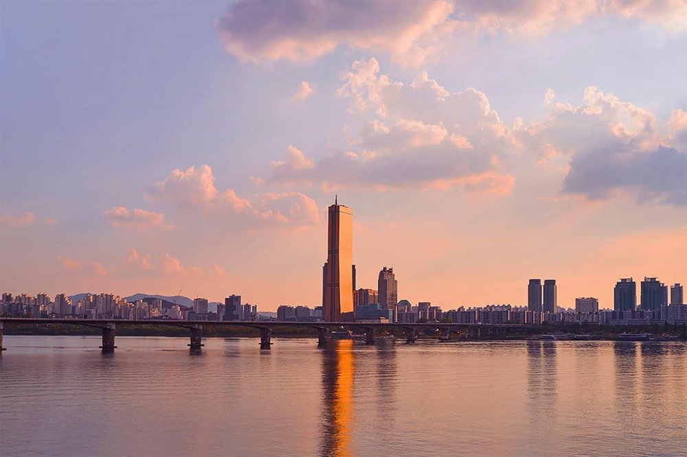 여의도 한강공원 석양 전경, 63빌딩과 한강에 물든 가을 노을 — 2026 한강페스티벌_가을 (예시 사진)
